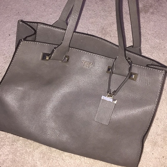 Guess purse! - Picture 2 of 3